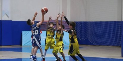 Minik basketbolcular kupalarına kavuştu