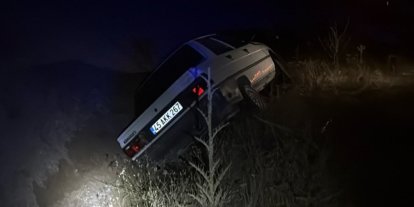 Kontrolden çıkan otomobil araziye savruldu