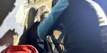 Kars’ta UMKE zorlu araziyi aştı; Yaylada yaralanan 81 yaşındaki vatandaş kurtarıldı