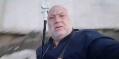 Meriç Nehri’nde yakaladığı 30 kiloluk yayın balığını nehirde oltası ile gezdirdi