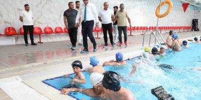 Ağrı’da çocuklar "Yüzme Bilmeyen Kalmasın" projesiyle havuzla buluşuyor