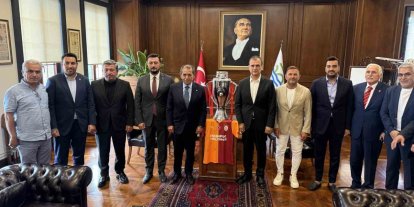 Başkan Dursun Özbek, Büyükçekmece’de Şampiyonlar Anıtı’na Galatasaray bayrağını çekti