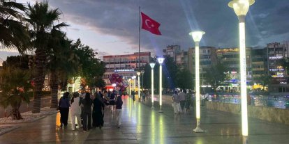 Sıcaktan bunalan vatandaşlar akşam serinliğinde nefes alıyor