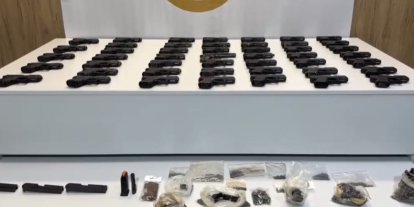 Aracın döşeme içlerine gizlenen 47 tabanca ele geçirildi