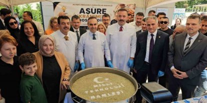 Bakan Kacır, vatandaşlara aşure ikramında bulundu
