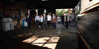 Yanan orman ürünleri fabrikasında inceleme