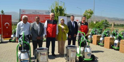 Muş’ta manda yetiştiricilerine süt sağım ve elektrikli yayık makinesi desteği