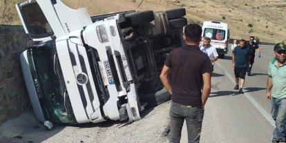 Malatya’da kontrolden çıkan tır devrildi