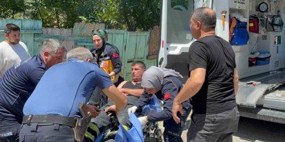 Çatı yangınına müdahale ederken bir alt kata düşen itfaiyeci yaralandı