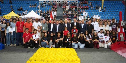 Robotlar spor salonunda yarıştı