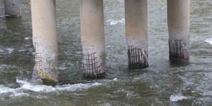 Ayaklarının betonu dökülen, demirleri açığa çıkan köprü korkutuyor