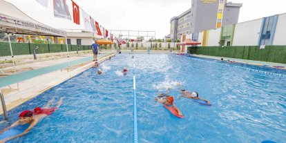 Mersin’de 7’den 77’ye herkes yüzme kurslarında buluşuyor
