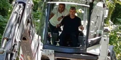 Başkan makamı bıraktı, kepçe koltuğuna geçti