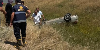 Konya-Eskişehir yolunda otomobil şarampole devrildi: 2 yaralı