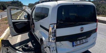 Burhaniye’de otomobiller çarpıştı