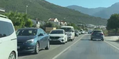 Kuşadası’nda milli park dönüşü yoğunluğu oluştu