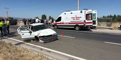 Bariyerlere çarpan otomobilde 6 kişi yaralandı