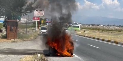 Erzincan’da otomobil küle döndü! Sürücünün sigaralı müdahalesi dikkat çekti