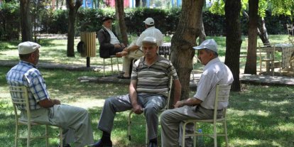 Sıcak havalarda susuzluk hissi olmasa bile her gün en az 2-2,5 litre sıvı tüketilmeli