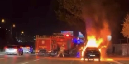 Seyir halindeki otomobil alev topuna döndü