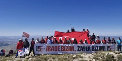 15 Temmuz için zirveye tırmandılar