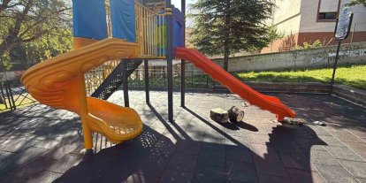 Çocuk parkındaki kaydıraklara yanık yağ döktüler
