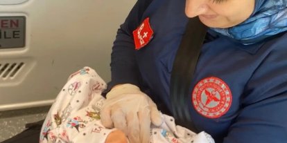 Şırnak’ta anne hastaneye yetişemedi, sağlık ekibi bebeği ambulansta doğurttu