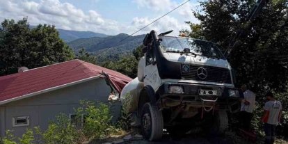 Beton mikseri evin çatısına düştü: Faciadan dönüldü