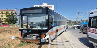 Eskişehir’de 2 belediye aracının çarptığı otomobildeki 2 kişi yaralandı