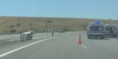 Devrilen otomobilde 3 kişi yaralandı
