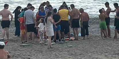 Filyos sahilinde korkutan anlar, kramp giren vatandaşı cankurtaranlar kurtardı