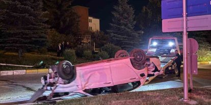 Erzurum’da otomobil refüje çıkıp takla attı: 3 yaralı