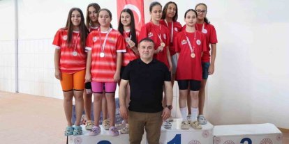 Yüzme müsabakalarında madalyalar sahiplerini buldu
