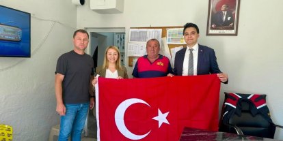15 Temmuz öncesi esnafa Türk bayrağı dağıtıldı