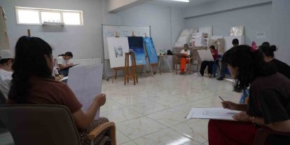 AKEM’de veliler ve çocuklar aynı atölyede resim eğitimi alıyor