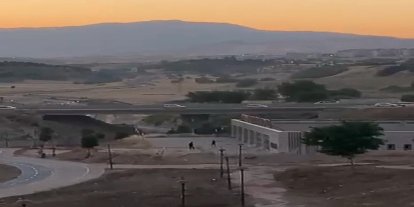 Yapıların camlarını taşlayarak kırdılar