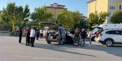 Kavşakta kamyonet ile hafif ticari araç çarpıştı: 1’i ağır 3 yaralı