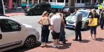 Scooterla dengesini kaybedip düşen sürücü yaralandı