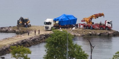 Giresun’da kayalıklara çıkan Sahil Güvenlik botu olay yerinden kaldırıldı