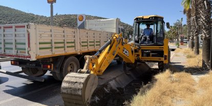 Kuşadası’nda su kanallarının bakım ve temizlik çalışması devam ediyor