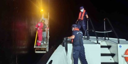 Ticari gemide rahatsızlanan vatandaşa Sahil Güvenlikten tıbbi tahliye