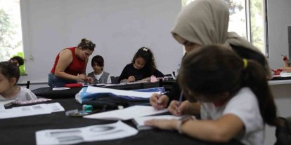 Anne ve çocukları karakalem tezhip çalışması yaptı