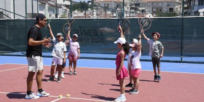 Kuşadası’nda ücretsiz Yaz Spor Okulları kapılarını açtı