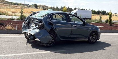 Çorum’da tır ile çarpışan otomobil kullanılmaz hale geldi