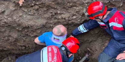 Trabzon’da belden aşağısı toprak altında kalan işçiyi itfaiye ekipleri kurtardı