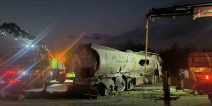 Erzin’de yakıt yüklü tanker devrildi