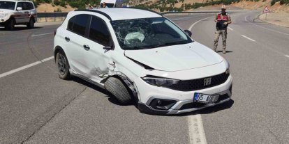 Bingöl’de otomobil bariyerlere çarptı: 4 yaralı