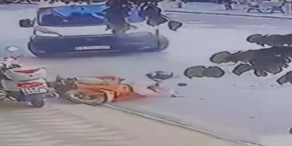 Dönüş yapan minibüs motosiklete böyle çarptı