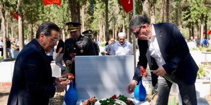 Burhaniye de Şehitlikler ziyaret edildi