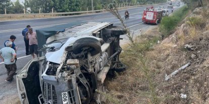 Kamyonet devrildi sürücü yaralı kurtuldu